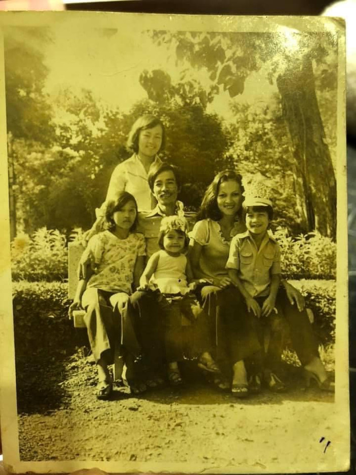 Bức ảnh cuối cùng được Hiền Thục chia sẻ, cũng là bức ảnh đầy đủ các thành viên trong gia đình của nữ ca sĩ vô cùng yêu quý