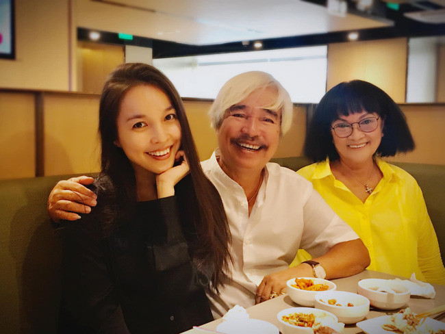 Hình ảnh hiếm hoi của Hiền Thục bên bố mẹ được nữ ca sĩ chia sẻ trước đây