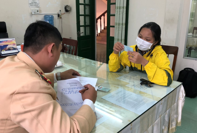 Cô gái lái xe máy thả hai tay trên cầu Thạch Bích tại đồn công an. 