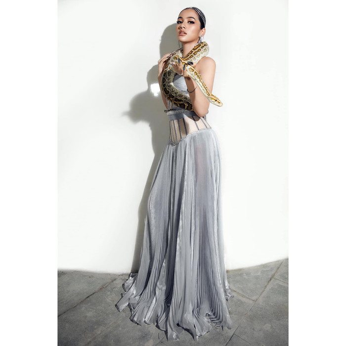 Dù nhiều người bảo con trăn khá nguy hiểm khi mang đến chỗ đông người. Nhưng xét về trang phục thì đây vẫn là một bộ cánh khá ổn.&nbsp;