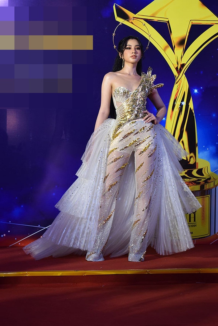 Đặc biệt, phần quần cùng tà phía sau làm đôi chân người đẹp như mập ra, lùn đi trông thấy... Đây quả là pha lên đồ sai trái mà 'tình tin đồn' Đức Huy không muốn nhìn lại.&nbsp;