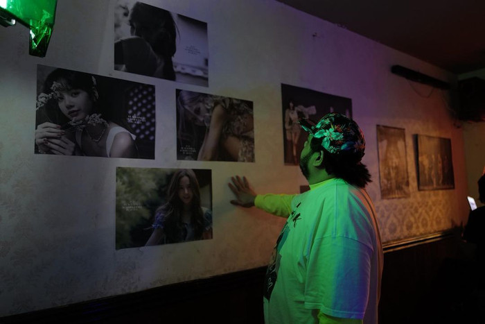  Anh ấy tiết lộ rằng anh đã lấy cảm hứng cho lời bài hát của mình khi xem các bức ảnh của Rosé trên mạng xã hội.