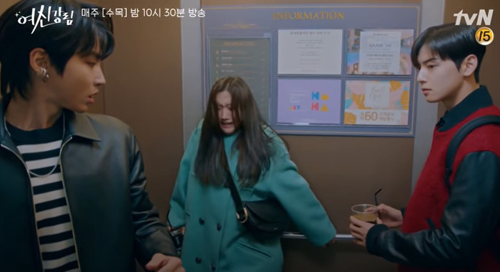 Su Ho có sáng kiến là đưa cho cô cái cốc để cô 'giải quyết' tại chỗ 