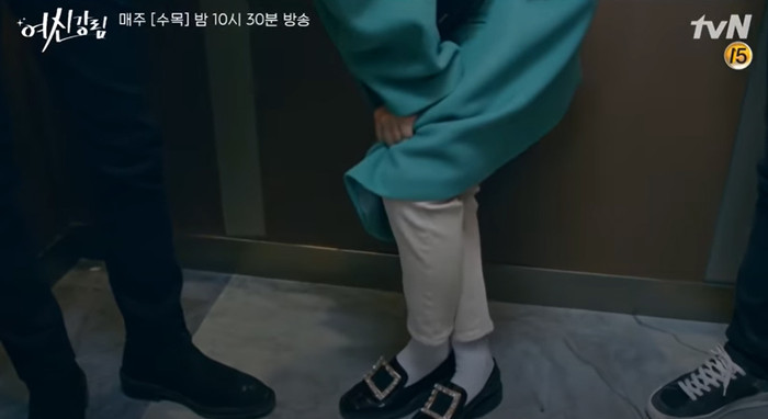 Chân tay bắt đầu qoắn quéo vào, cô đang buồn vệ sinh khủng khiếp 