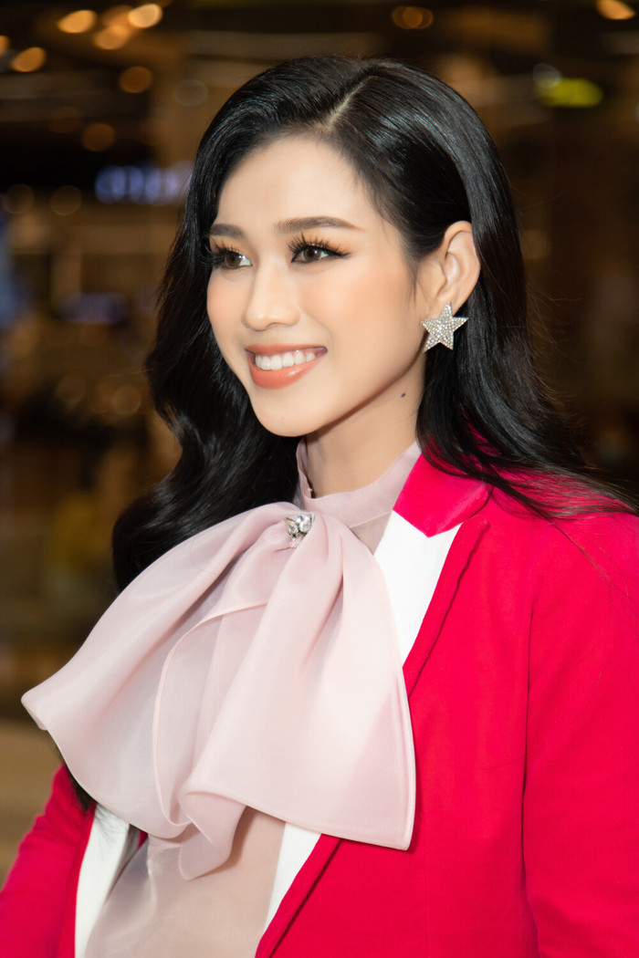 Mặc dù lịch trình công việc dày đặc cũng như phải di chuyển khá nhiều từ Bắc vào Nam nhưng Đỗ Thị Hà vẫn luôn giữ cho mình một tinh thần lạc quan và nụ cười tươi tắn.