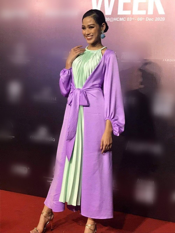 Và ảnh chưa qua chỉnh sửa của Đỗ Thị Hà trên thảm đỏ của một sự kiện thời trang vừa qua, hình ảnh này đã gây không ít tranh cãi vì nàng Hậu không chỉ nhìn gầy gò mà còn dừ hơn tuổi 