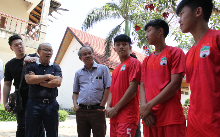 Thấy gì từ chuyện bầu Đức bán cầu thủ đầu tiên của khóa I Học viện HAGL? Ảnh 2