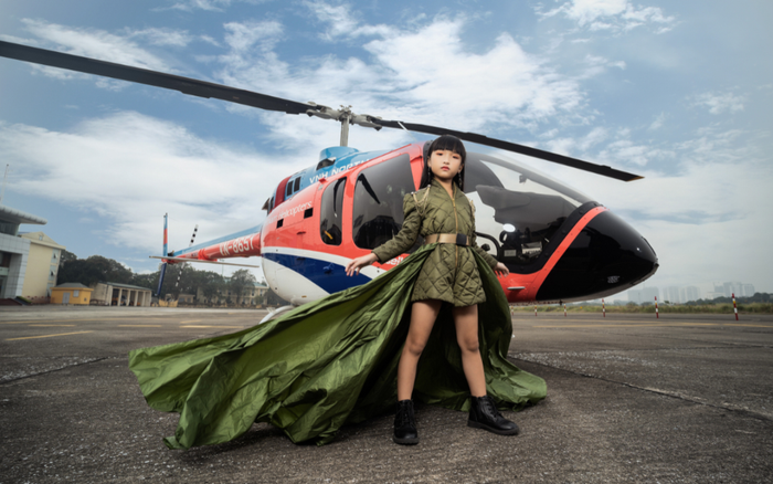 Mẫu nhí 7 tuổi sở hữu gương mặt 'lạ' gây ấn tượng Ảnh 2