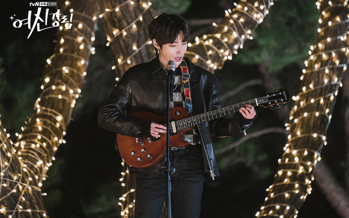 'True Beauty': Hwang In Yeob lãng tử cầm đàn say sưa hát khiến chị em cuồng nam phụ hơn nam chính Ảnh 2