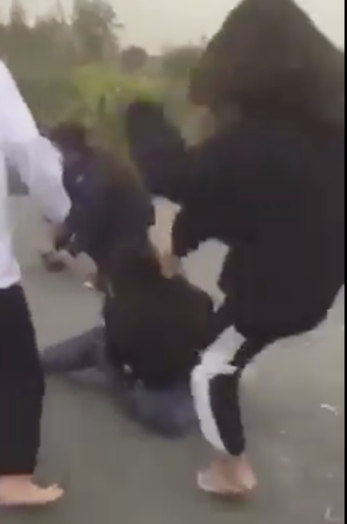 Hình ảnh nhóm cô gái hành hung bạn gây phẫn nộ.