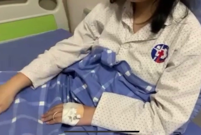 Em Thuỷ T. hiện đang phải điều trị tại bệnh viện.