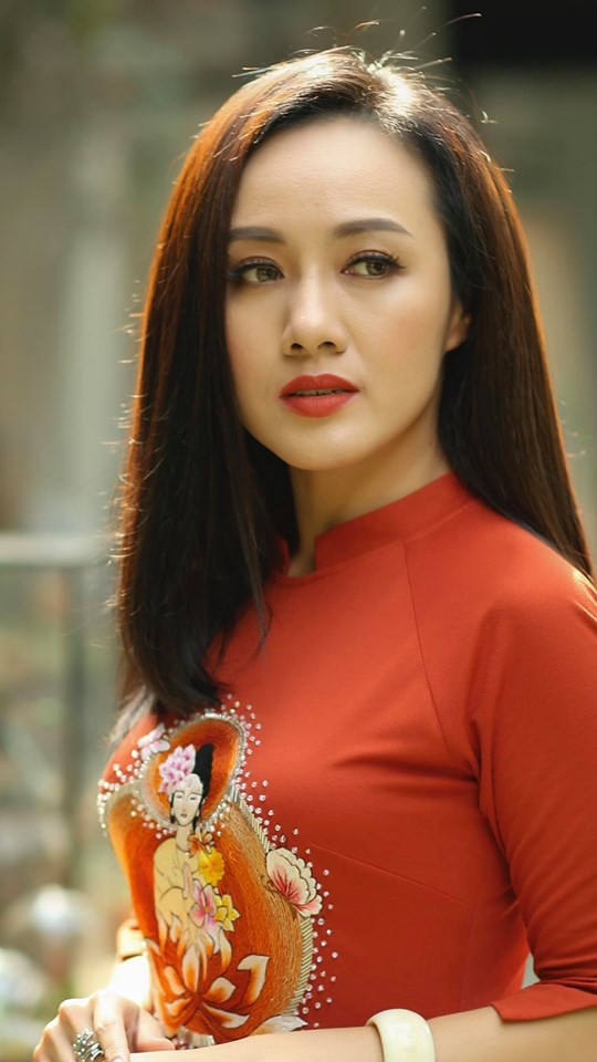 Nữ MC rất thích diện áo dài