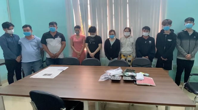 Các đối tượng trong đường dây bị bắt. Ảnh: Tiền Phong