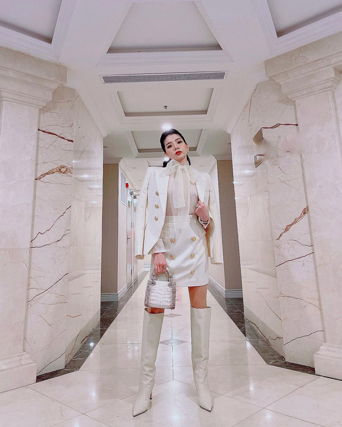 Có thể thấy dù sắp sang ngưỡng 40 tuổi thế nhưng nhan sắc của Lệ Quyên vẫn xinh đẹp trẻ trung đặc biệt là vóc dáng của cô cũng vô cùng thon gọn nuột nà