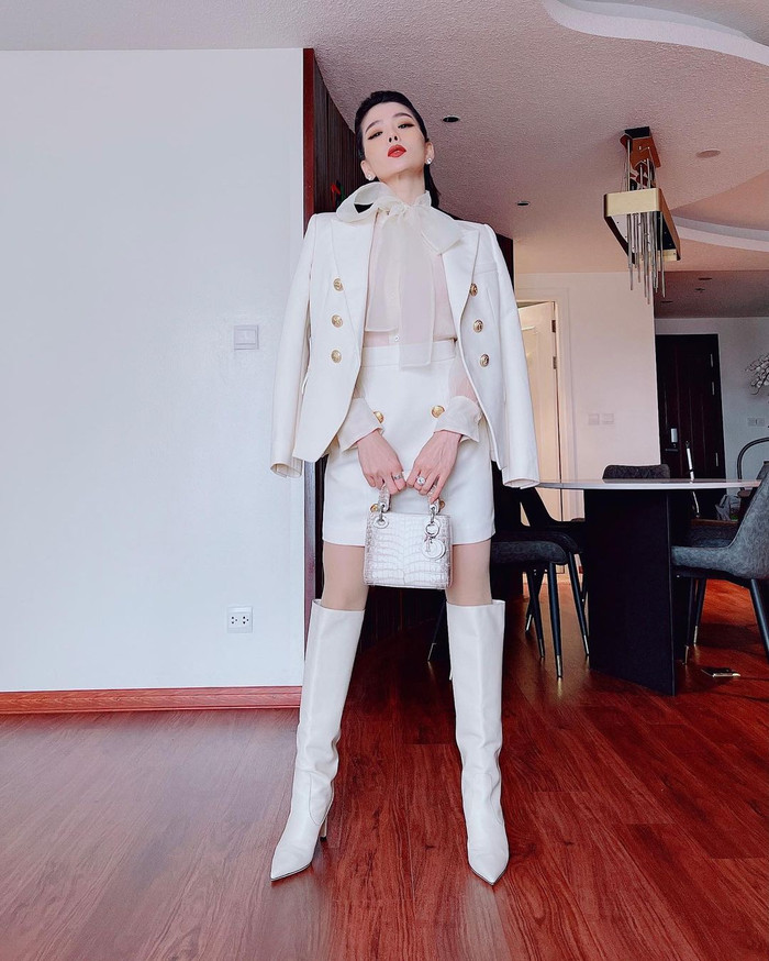 Bên cạnh đó, Lệ Quyên còn chia sẻ việc cô hạn chế nói về tình yêu của mình là vì không muốn dùng chuyện tình cảm để PR tên tuổi