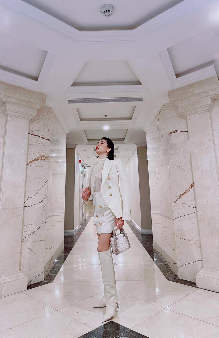 Tuy nhiên nữ ca sĩ cũng nhận không ít ý kiến cho rằng trông cô quá gầy, hai chân như hai que tăm.