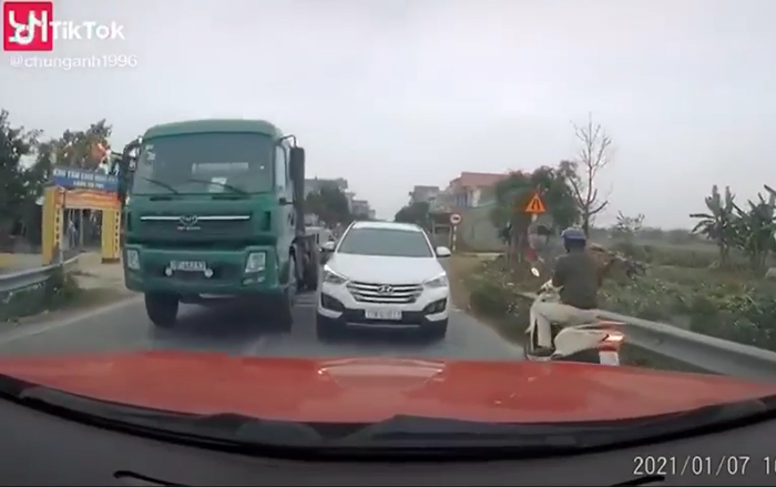 Clip: Ô tô đi ngược chiều quyết không nhường đường, hành động của tài xế sau đó mới thật sự bất ngờ Ảnh 2