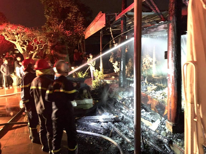 Các chiến sĩ Cảnh sát Phòng cháy chữa cháy huyện Chương Mỹ nỗ lực dập lửa