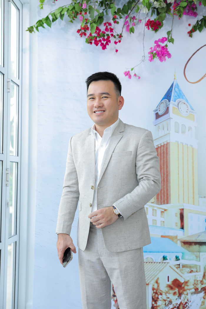 NTK Lê Thanh Hòa vô cùng lịch lãm. 