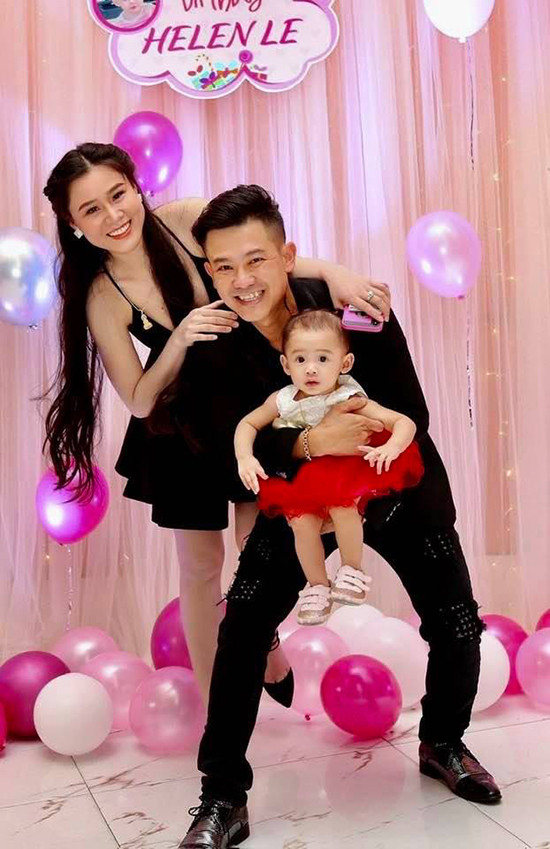 Hiện tại những thông tin 'hé lộ' về vợ kém tuổi của Vân Quang Long đang khiến nhiều người không khỏi xôn xao bàn tán. 