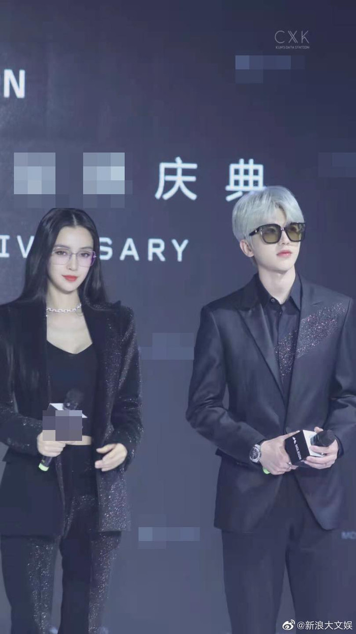 Chị chị em em cùng nhau đi tham dự event mà đẹp không còn chỗ chê lại cùng nhau diện suit bảnh bao 