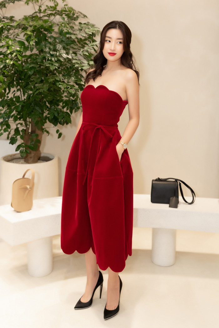 Cô nàng mix cùng cao gót đơn sắc, tạo nên hình tượng của những quý cô cổ điển. 