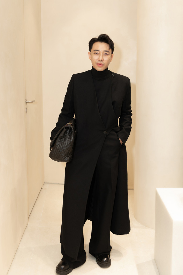 Stylist Hoàng Ku sử dụng sắc đen mạnh mẽ làm tiền đề cho trang phục. 