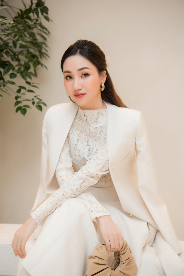 Ngô Tràn My sử dụng tông trắng tinh khôi để gây ấn tượng cùng người đối diện. 