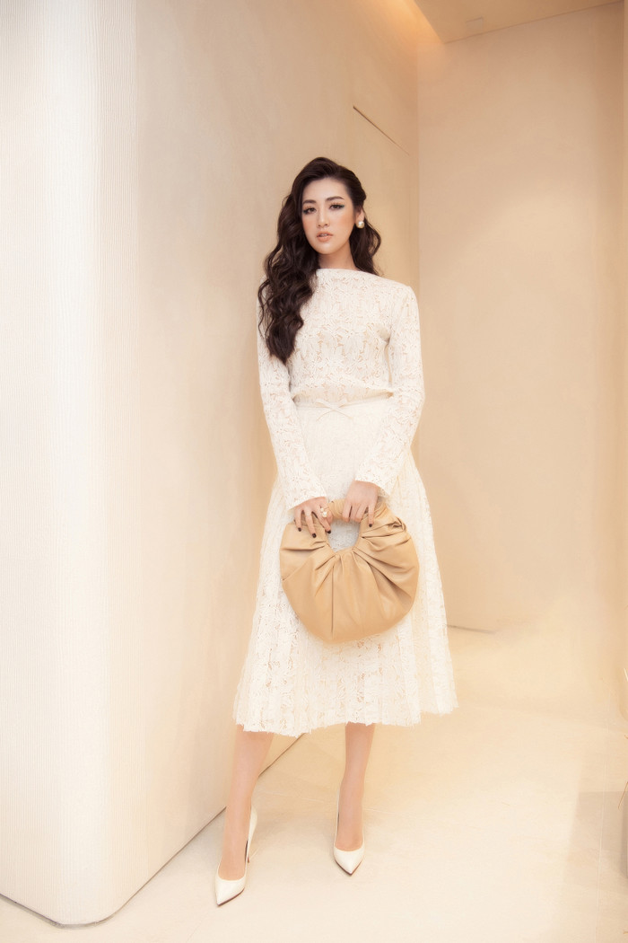 Á hậu Dương Tú Anh đẹp tao nhã mà sang trọng. 