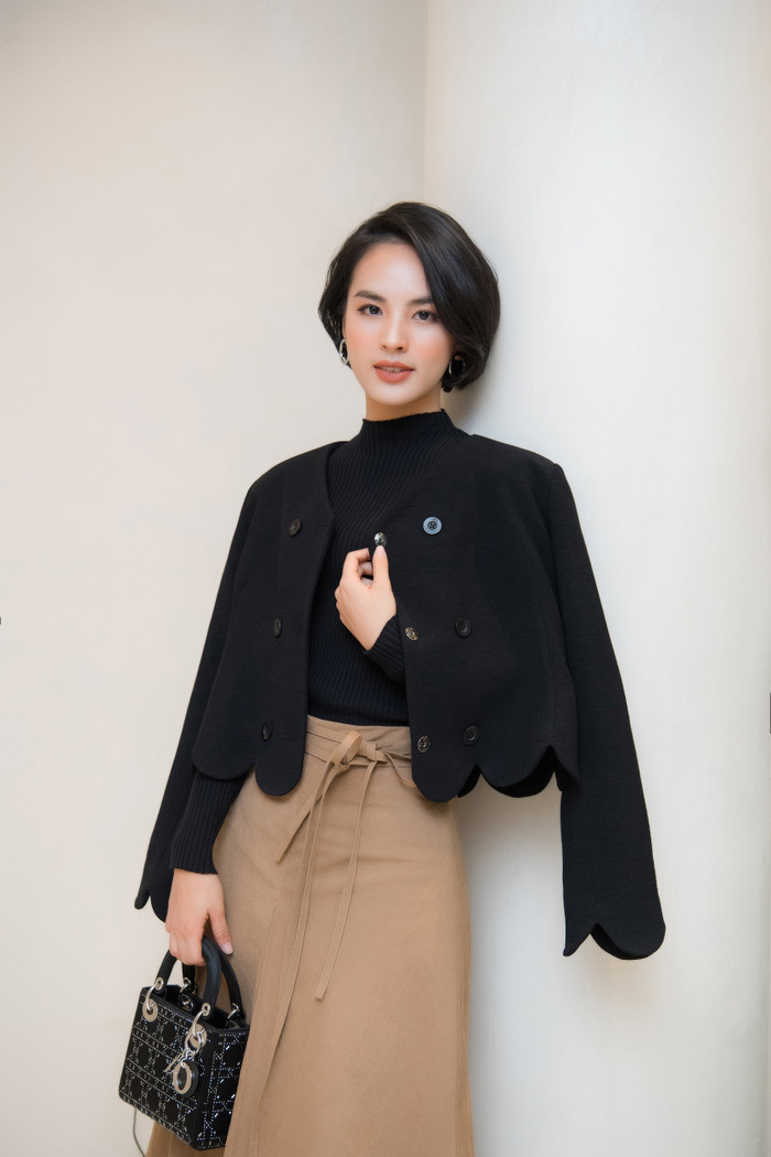 Quỳnh Nga mix túi Dior cùng trang phục của Lâm Gia Khang. 