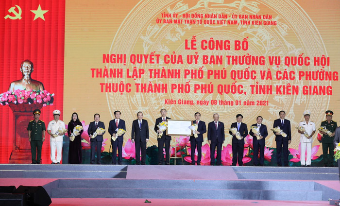 Ban Thường vụ Quốc hội trao quyết định thành lập thành phố Phú Quốc và các phường thuộc thành phố Phú Quốc.