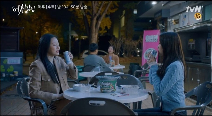 Lim Joo Kyung và Kang Soo Jin (do Park Yuna thủ vai) sử dụng các sản phẩm đến từ Trung Quốc với góc quay cận cảnh.