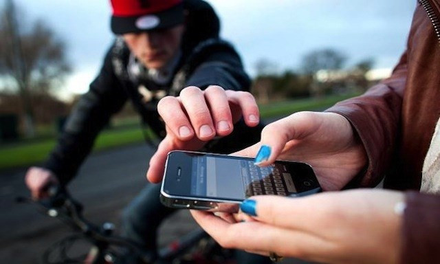 Cô gái phóng xe đuổi theo tên cướp giật điện thoại. Ảnh minh họa