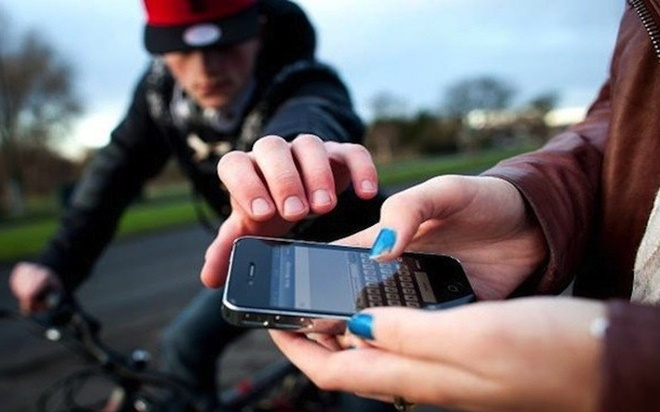 Bị giật điện thoại, cô gái 22 tuổi phóng xe đuổi theo tông thẳng vào 2 tên cướp Ảnh 2