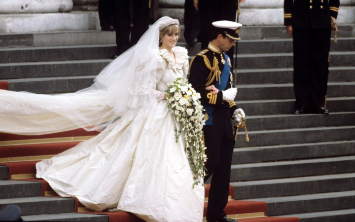 Nhà thiết kế suýt ngất xỉu vì loạt sự cố với váy cưới của Công nương Diana Ảnh 2