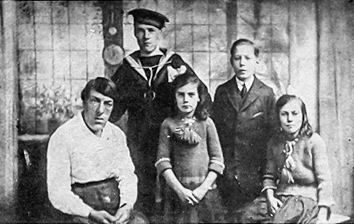 Trong bức ảnh này, bạn có thể thấy Mary cùng các con: con trai lớn mặc bộ đồ thủy thủ, con trai nhỏ mặc bộ đồ 3 mảnh, các con gái được mặc váy đẹp. Vào thời điểm đó, chụp ảnh trong studio là nhu cầu khá xa xỉ nên điều này cho thấy Mary muốn dành điều tốt nhất cho các con. 