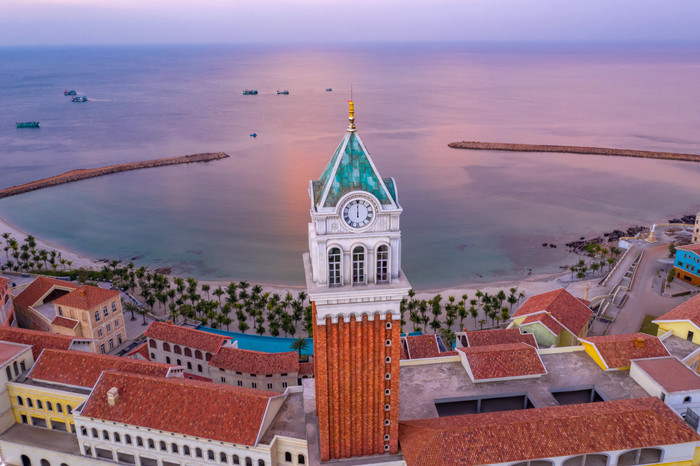 Theo định hướng đề ra, Phú Quốc sẽ trở thành trung tâm du lịch, nghỉ dưỡng tầm cỡ quốc tế. Việc thành lập thành phố biển đảo Phú Quốc sẽ tạo sức hấp dẫn mới, thu hút mạnh nguồn lực đầu tư, khơi dậy tiềm năng du lịch, giúp đảo Ngọc bứt phá, sớm đạt được mục tiêu to lớn này.