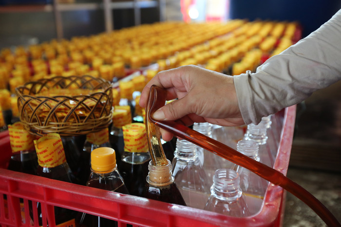 Nước mắm một trong những đặc sản của Phú Quốc.