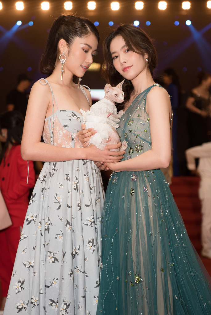 Clip: Khách mời làm hỏng hoa ở sân khấu, Nam Anh - Nam Em vội ngồi bệt xuống đất để dọn dẹp Ảnh 5