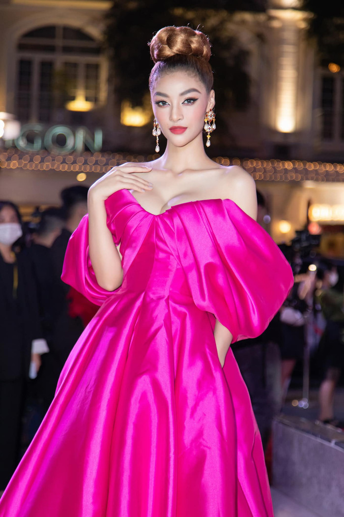 Nàng rapper Lona búi tóc cao tự tin tạo dáng trước ống kính 