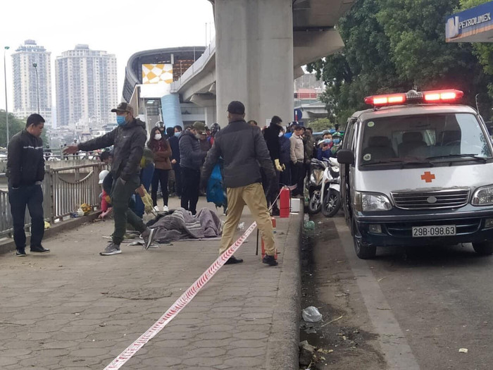 Thi thể của nạn nhân sau đó được đưa lên bờ. 