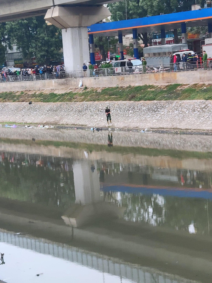 Phát hiện thi thể nam thanh niên dưới sông Tô Lịch vào sáng sớm 9/1. 
