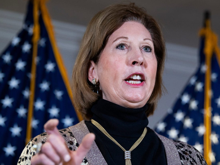 Trong khi đó, bà Sidney Powell thường xuyên chia sẻ trên tài khoản cá nhân về nghi ngờ gian lận bầu cử, nhưng các chứng cứ đều bị bác bỏ khi ra tòa. (Ảnh: Drew Angerer/Getty Images)