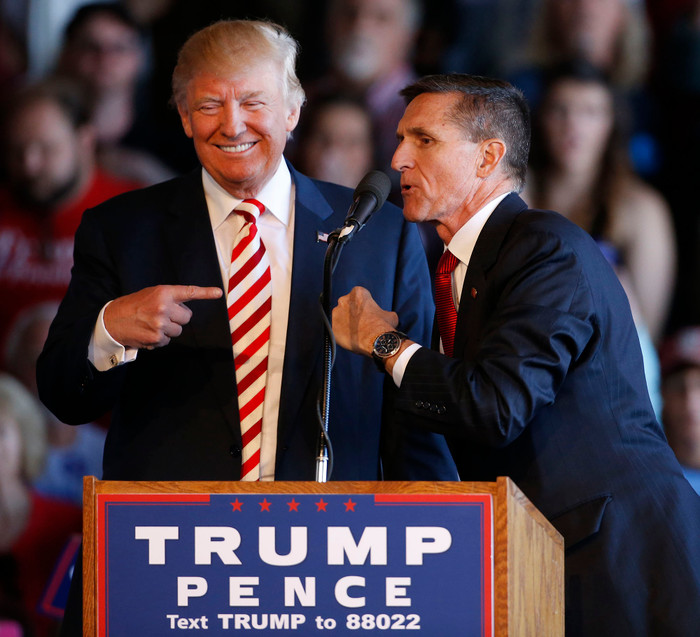 Tổng thống Donald Trump thân thiết bên cạnh cố vấn an ninh Michael Flynn vào năm 2016. (Ảnh: George Frey&nbsp;|&nbsp;Getty Images)