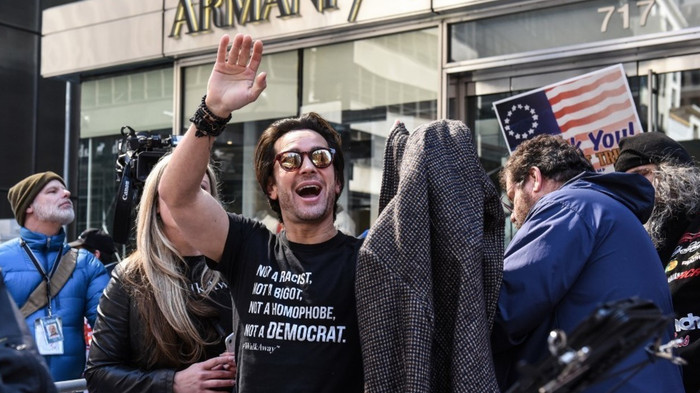 Brandon Straka tham dự một cuộc diễu hành ủng hộ Tổng thống Donald Trump tại thành phố New York, ngày 23 tháng 3 năm 2019. (Ảnh: AFP / Stephanie Keith)