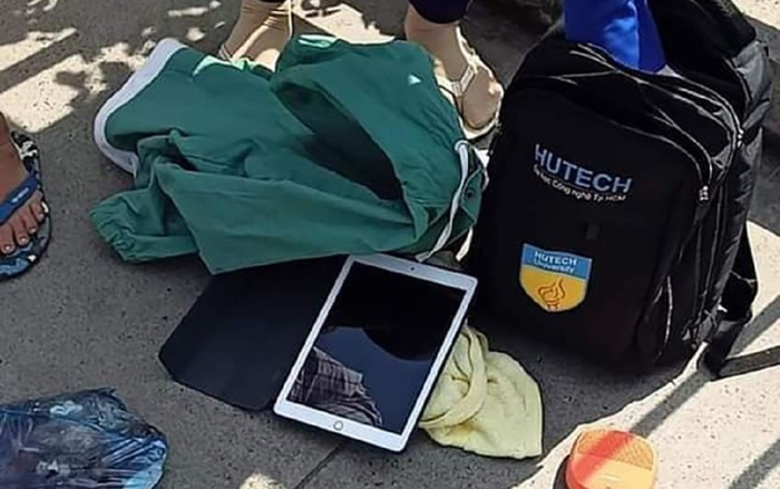 Người đàn ông bỏ lại balo chứa nhiều tài sản và đôi dép trên cầu, làm mọi người nháo nhào vì tưởng tự tử Ảnh 2