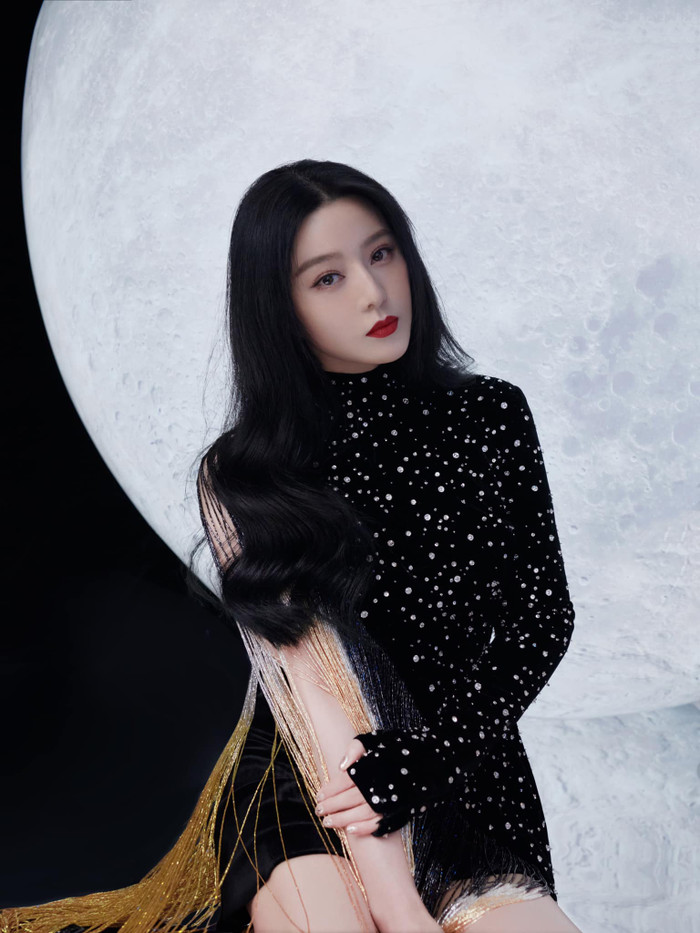 Theo Sina đưa tin, sinh nhật Phạm Băng Băng từng có một chiếc bánh kem với 999 con chim hạc có giá trị khủng lên đến tận 1,98 triệu tệ (tương đương 7,1 tỷ đồng).