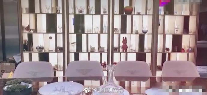 Quách Kính Minh chia sẻ anh thường có sở thích là sưu tập những chiếc ly nước, vị đạo diễn này dành hẳn một chiếc tủ lớn để đựng bộ sưu tập của mình. Vào mỗi dịp khác nhau sẽ dùng những chiếc ly khác nhau, giá trị cao nhất của một chiếc có thể lên đến hàng trăm ngàn tệ (vài trăm triệu đồng).