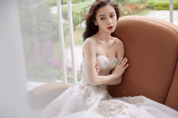 Hết làm soái tỷ, Angelababy diện bộ váy cưới khoe gò bồng đảo gợi cảm hút mắt Ảnh 1