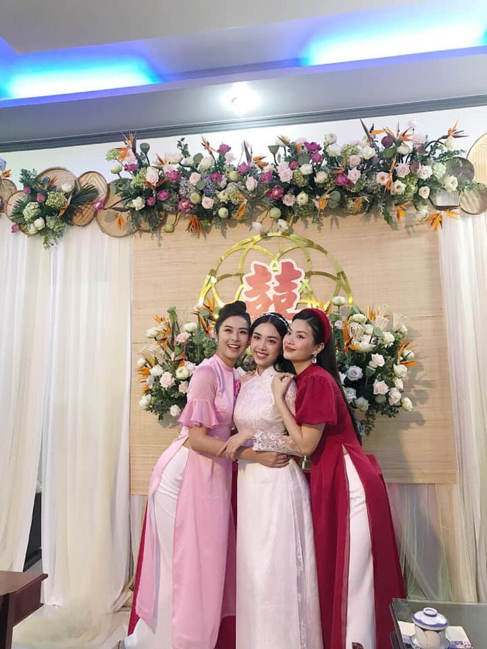 Hoa hậu Ngọc Hân, Đỗ Mỹ Linh, Trần Tiểu Vy, á hậu Phương Nga và người đẹp Thùy Tiên giữ vai trò phù dâu trong lễ cưới của Thúy An